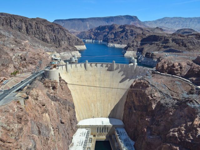Egy részeg angol a világ első embere, aki élve átúszta a Hoover-gátat