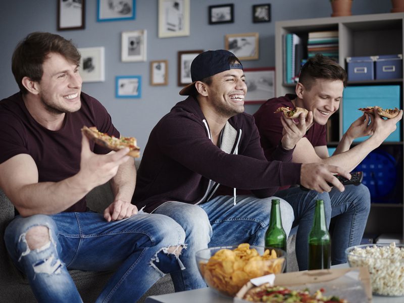 1280-watching-tv-eating-pizza