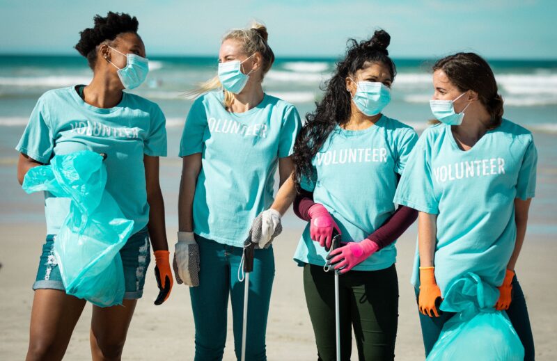 volunteers_at_the_beach