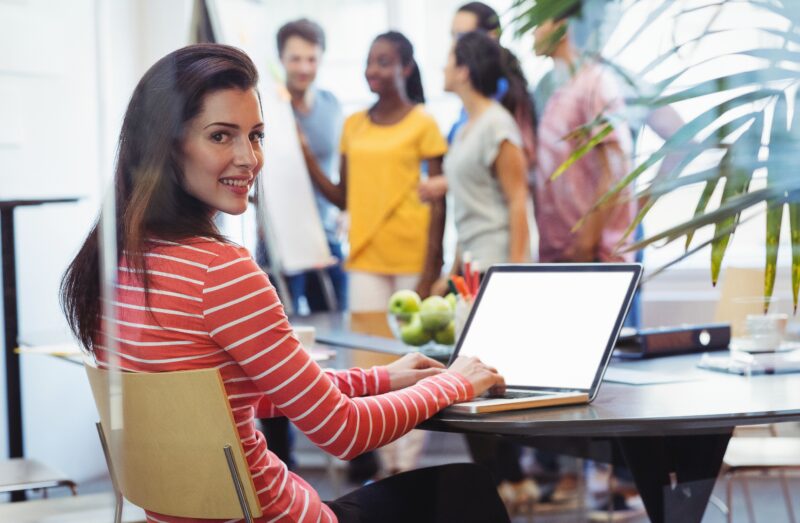 female_worker_with_laptop