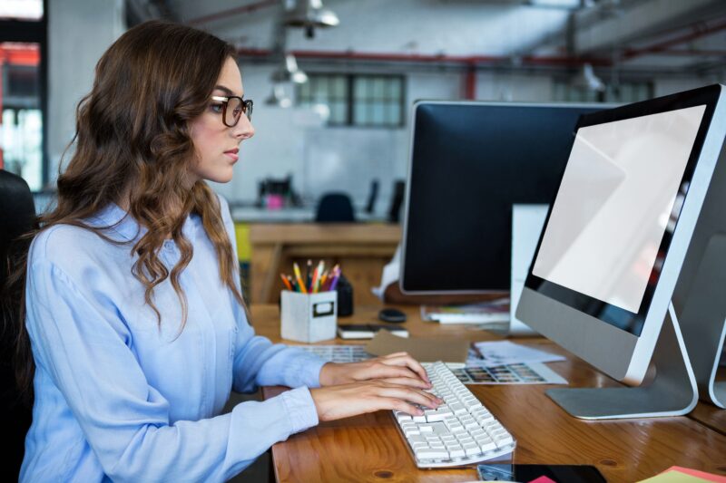 laptop_worker_woman