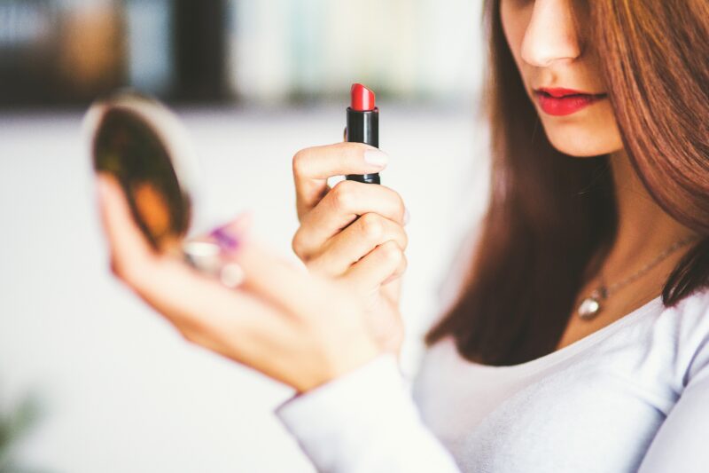 lipstick_applying