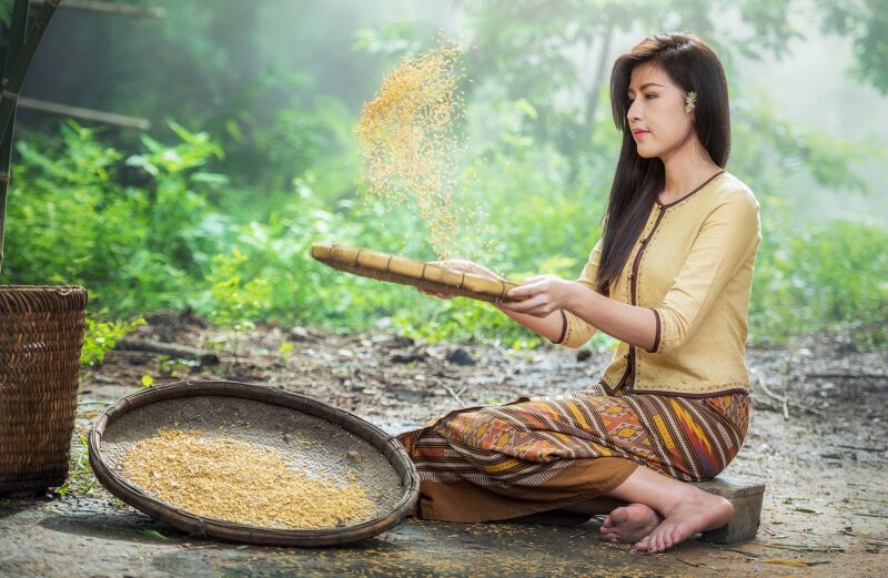 girl_making_rice