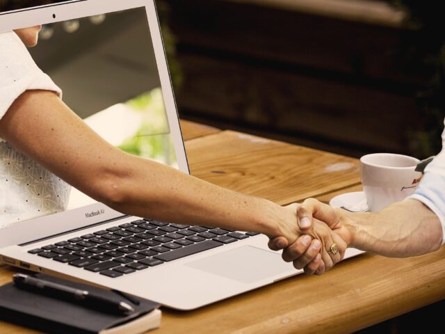 A bizalom halála: miért vesztettük el minden hitünket az elöljáróinkban, és mi következik ebből a digitalizáció korában? Digital Handshake