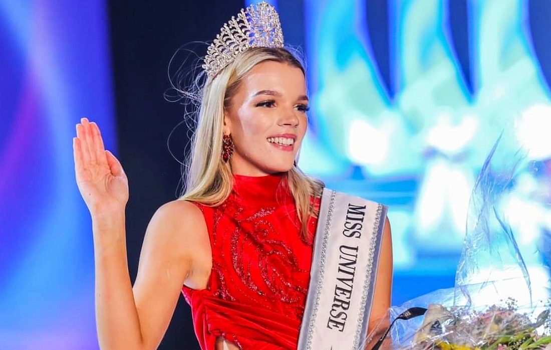 Miss Zimbabwe Cyclone Ree Óriási botrányt keltett, hogy egy fehér nő nyerte az idei Miss Zimbabwe ...