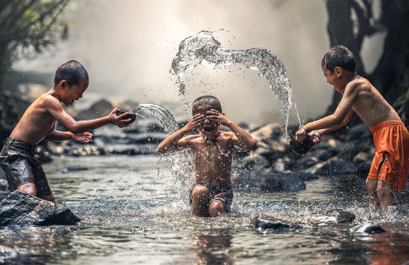 playing_kids_in_water