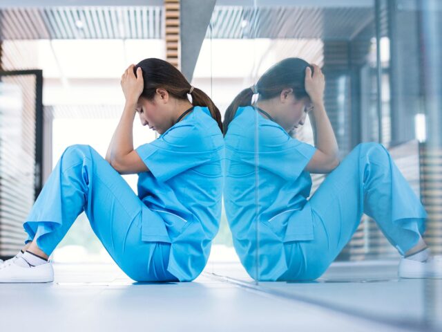 2023: a szakértelem összeomlásának éve Collapsing Nurse2