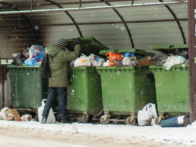 Kukázásért bírság: így teszi pokollá a szegények életét a rendszer Kukazo Hajlektalan Ferfi