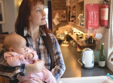 Minden fék szétszakadt a magyar demográfia szakadék felé zakatoló vonatán Csalad anyuka babaval