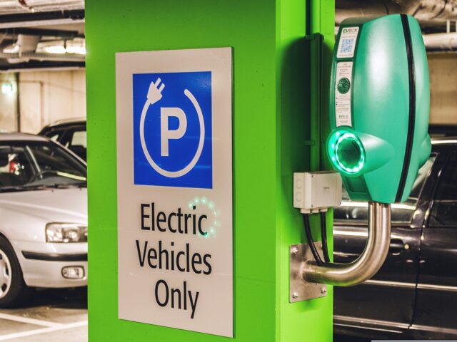 Elektromos auto tolto