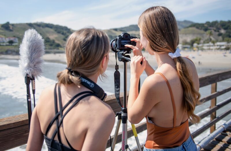 Influencer lanyok videot keszitenek