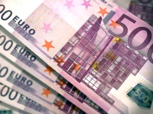 Kartellbe tömörülvén igyekeznek leszoktatni a bankok a német lakosságot a készpénz használatáról Euro bankjegyek