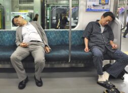 Depresszív japán videó mutatja be intim szemszögből a munka alapú társadalom kárhozatát Japan tulmunka halal