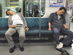 Depresszív japán videó mutatja be intim szemszögből a munka alapú társadalom kárhozatát Japan tulmunka halal