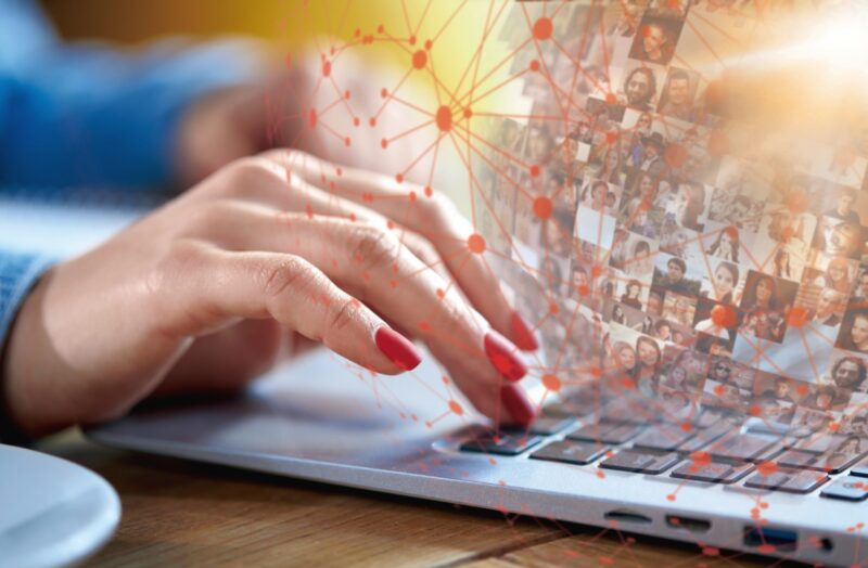 Laptop szocialis media viralis