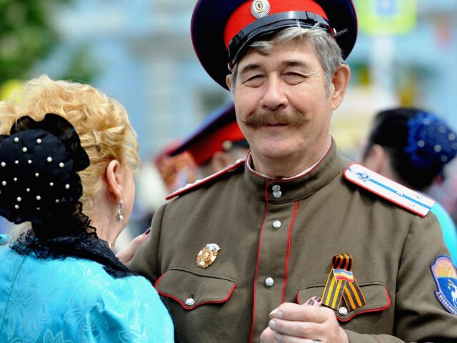 Kína példája megmutatja, mi lesz Magyarország sorsa, amennyiben orosz fennhatóság alá orientálja magát Orosz katona tancol