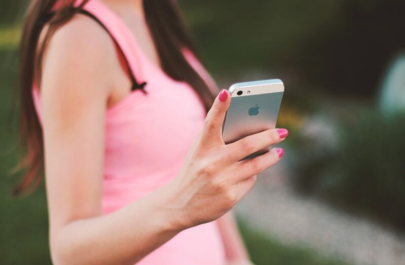 Tiktokker lany telefon check