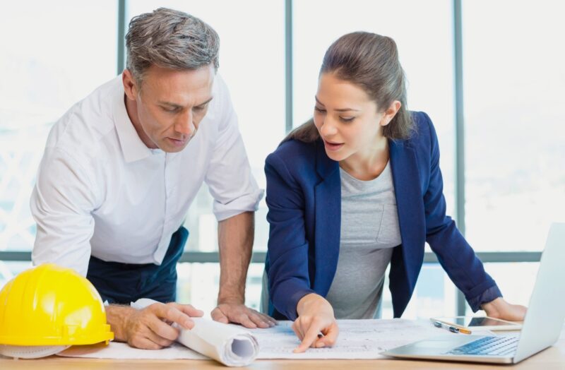 Senior vs fiatal munkaero