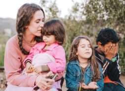 Anyuka gyerekekkel szabadban