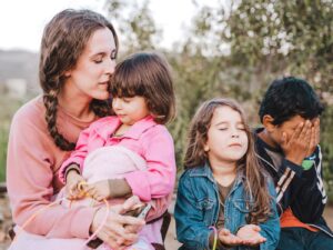 Anyuka gyerekekkel szabadban