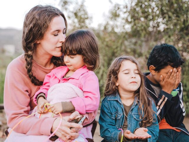 Kisbabáink, gyermekeink és fiatal felnőttjeink egészségére egyaránt veszedelmes csapást mér a súlyos légszennyezés Anyuka gyerekekkel szabadban