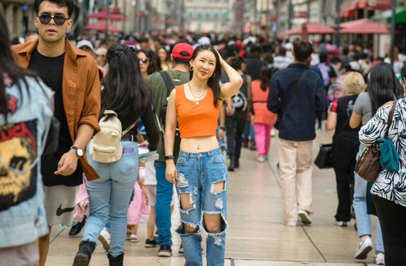 Azsiai lany maganyosan a tomegben