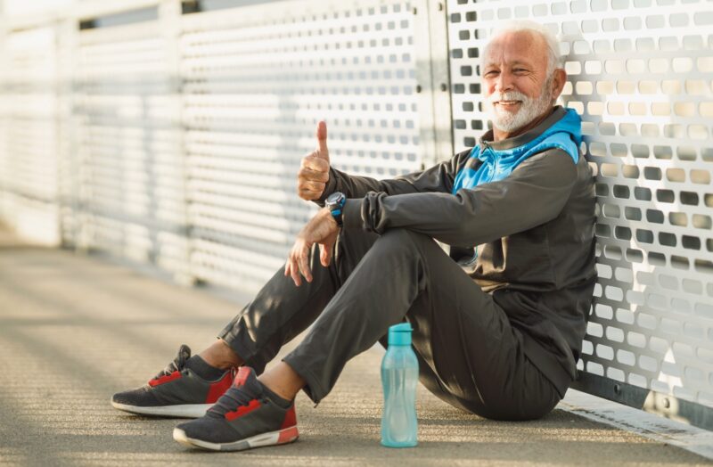 Boldog hajlektalan ferfi