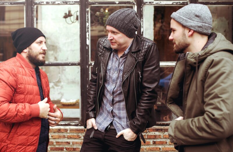 Ferfiak beszelgetnek