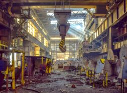 Gyar lepusztult ures