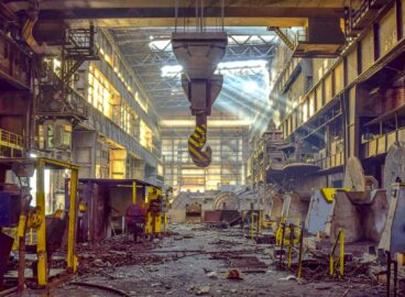 Immár a lobotomizált elméjű dolgozó emberek fejébe is befészkeli magát a munka alapú társadalom pusztulásának valósága Gyar lepusztult ures