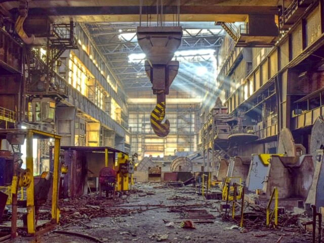 Gyar lepusztult ures