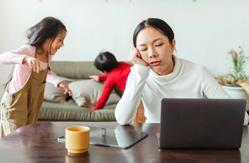 Gyerekek mellett dolgozo no