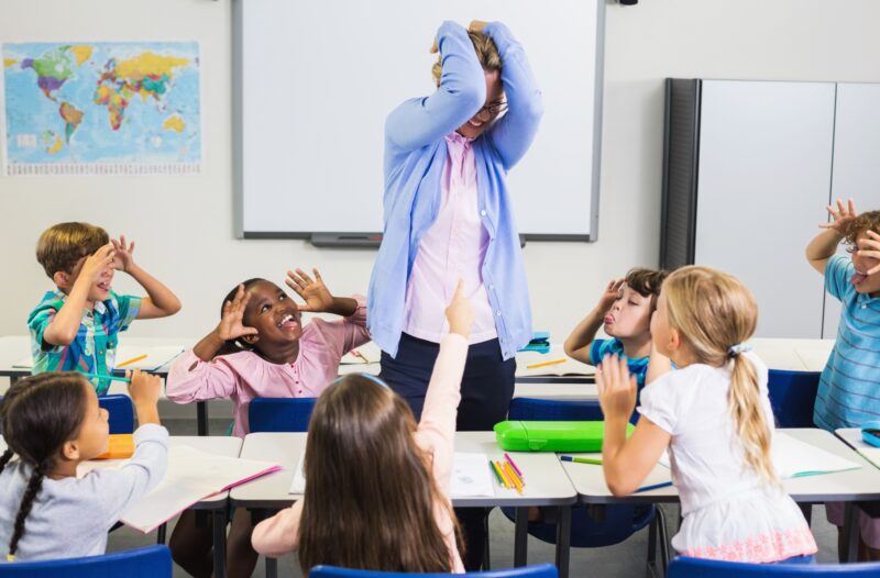 Iskola tanar neni kigunyolasa