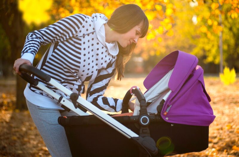 Kisbaba anyuka szabadban