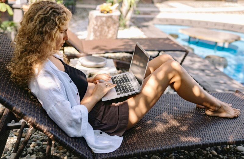 Nyaralo lany laptoppal