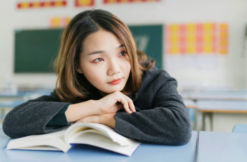 Remenytelen azsiai diaklany