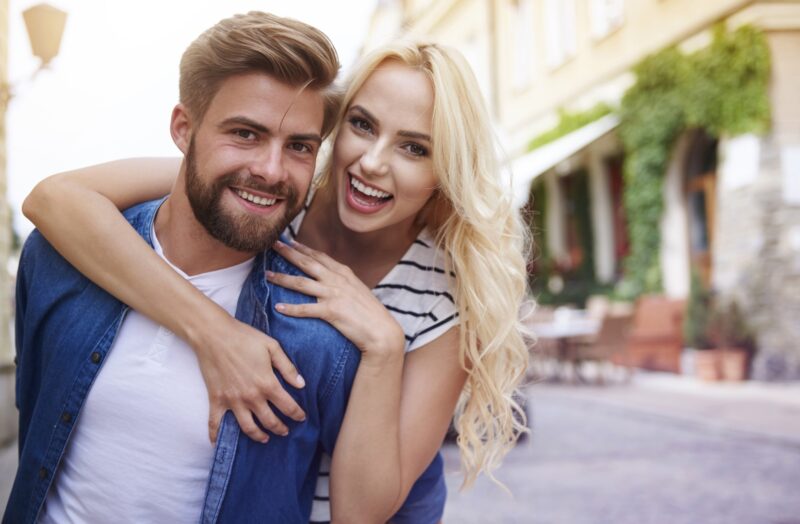 Boldog fiatal par