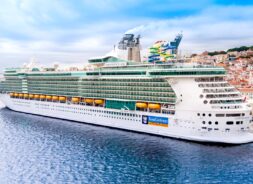 Gigantikus luxus hajo