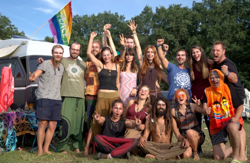 Vegyes hippi kommuna